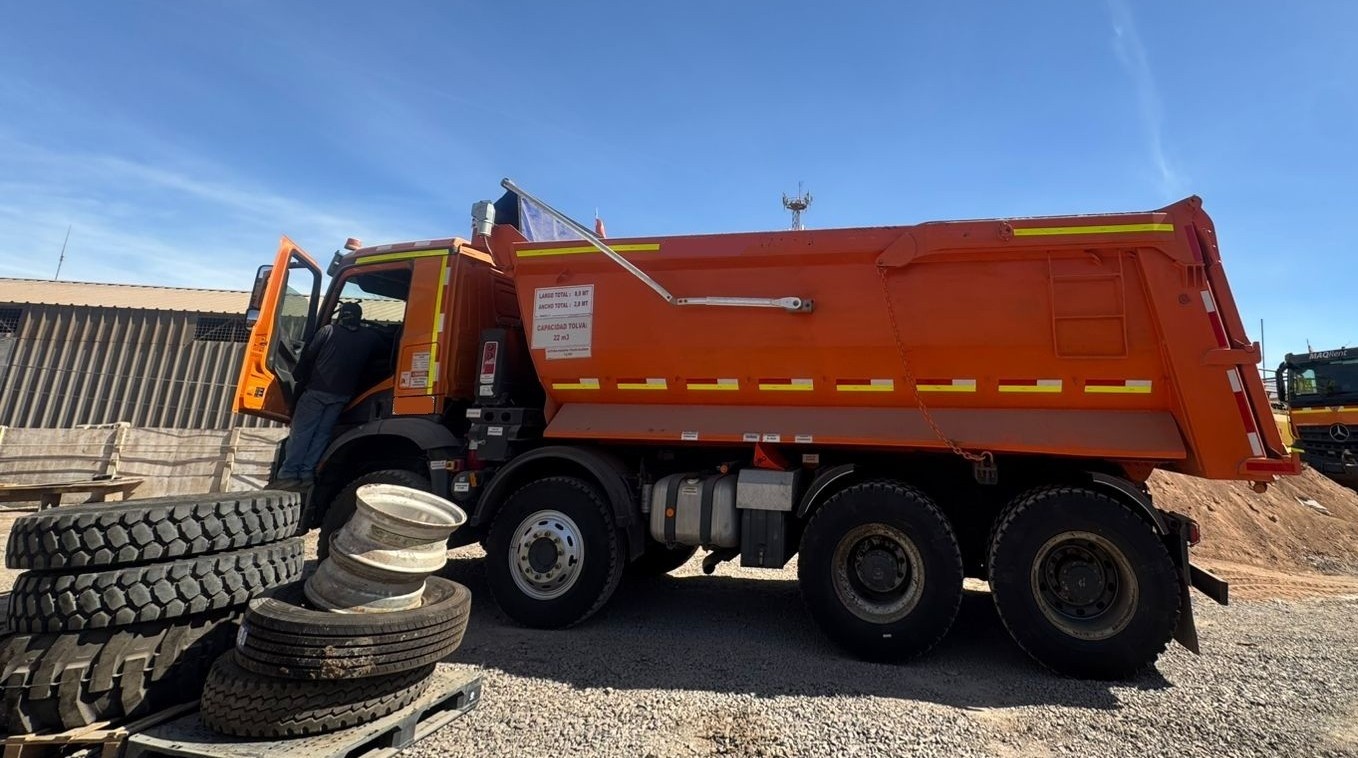 Camipon tolva Mercedes Bend Arocs 4848K año 2023 76.518 km