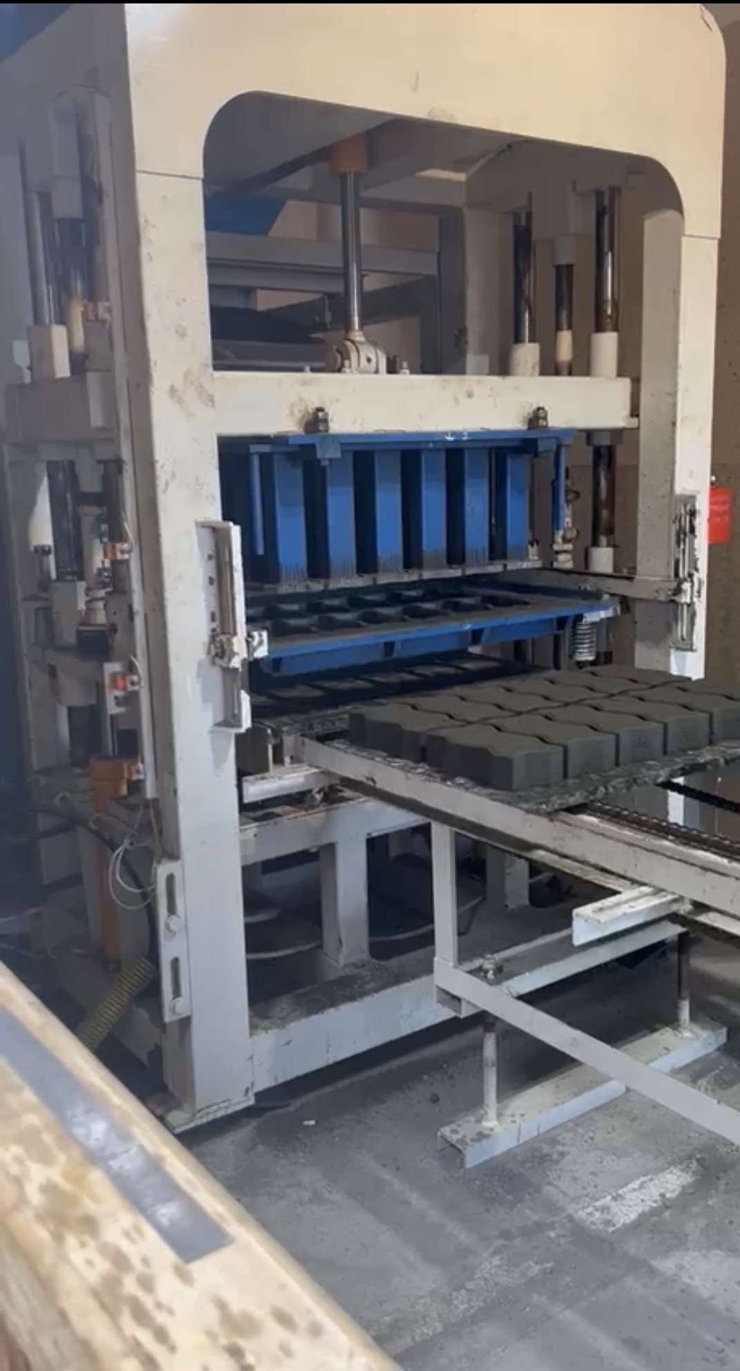 MAQUINA PARA FABRICAR BLOQUES Y ADOCRETOS
