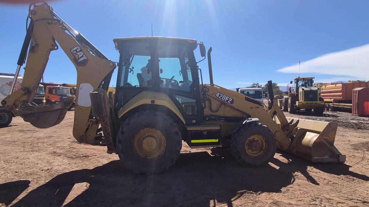 Retroexcavadora Caterpillar 420F2 año 2019 5.420 horas