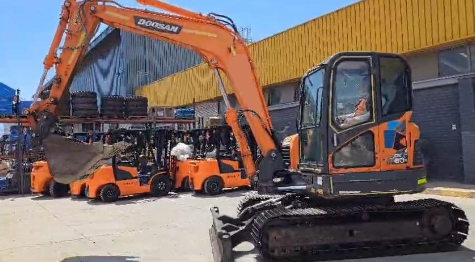 Excavadora Doosan dx80 año 2015