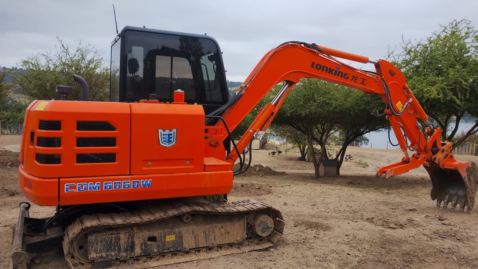 Miniexcavadora Lonking CDM6060M Año 2024 400 horas de trabajo incluye martillo